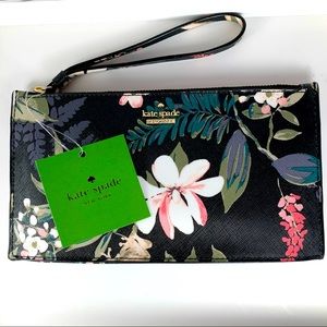 Kate Spade Cameron Street Wristlet in Floral print